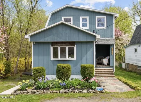 2961 Cottage Pl, Hudson, NY 12534