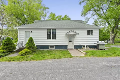 294-296 New Salem South Rd, Voorheesville, NY 12186