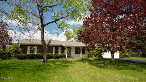 10 Cortland Dr, Kinderhook, NY 12106
