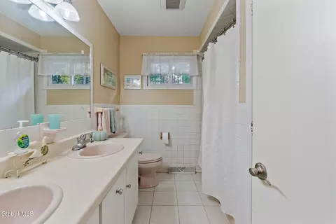 Bath - 1226 Hempstead Rd, Schenectady, NY 12309 photo 4 of 6