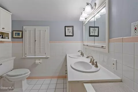Bath - 1226 Hempstead Rd, Schenectady, NY 12309 photo 5 of 6