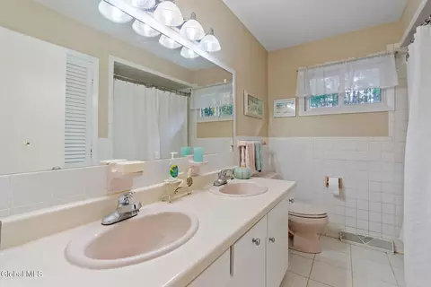 Bath - 1226 Hempstead Rd, Schenectady, NY 12309 photo 3 of 6