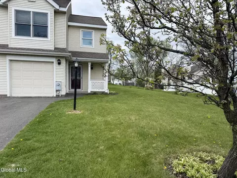 10 Sandra Ln, Rensselaer, NY 12144
