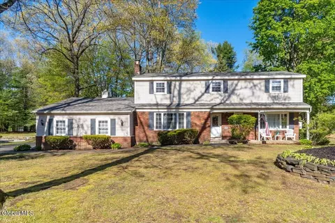 4 N Center Ln, Ballston Lake, NY 12019
