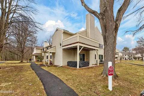 213 Grenadier Ct, Halfmoon, NY 12065