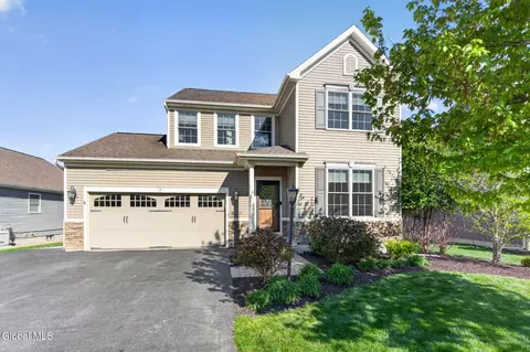 17 Mahogany Dr, Watervliet, NY 12189