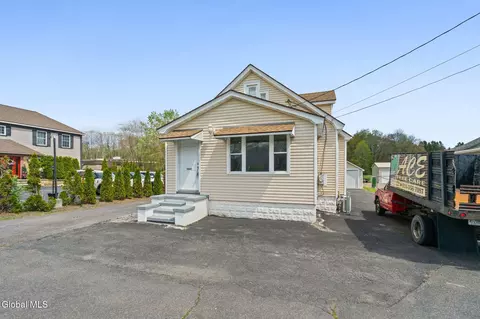 3041 Hamburg St, Schenectady, NY 12303