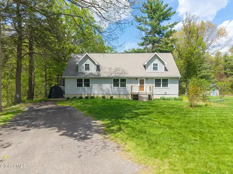 1129 Meadowdale Rd, Altamont, NY 12009