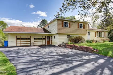 905 Midline Rd, Amsterdam, NY 12010