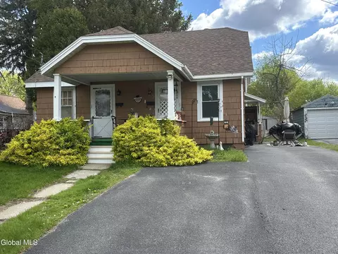 8 Maple Ave, Gloversville, NY 12078