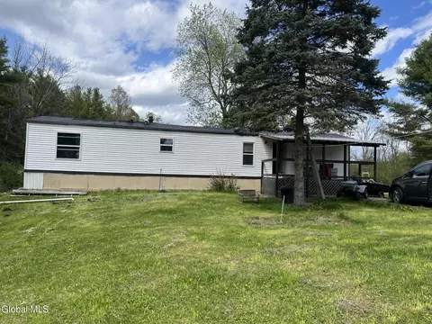 10 Perry Ln, Whitehall, NY 12887