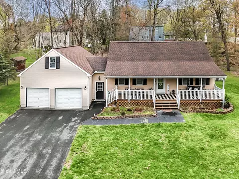 1686 Julianne Dr, Castleton On Hudson, NY 12033