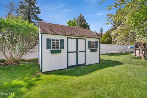 Exterior - 243 Shereen Ct, Schenectady, NY 12304 photo 6 of 9
