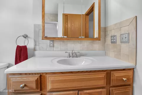 Bath - 243 Shereen Ct, Schenectady, NY 12304 photo 4 of 4