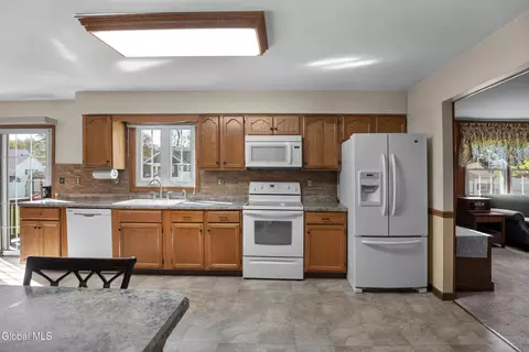 Kitchen - 243 Shereen Ct, Schenectady, NY 12304 photo 2 of 4