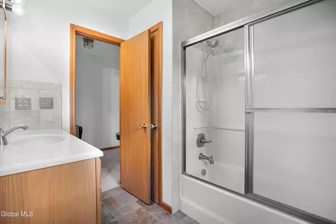Bath - 243 Shereen Ct, Schenectady, NY 12304 photo 3 of 4