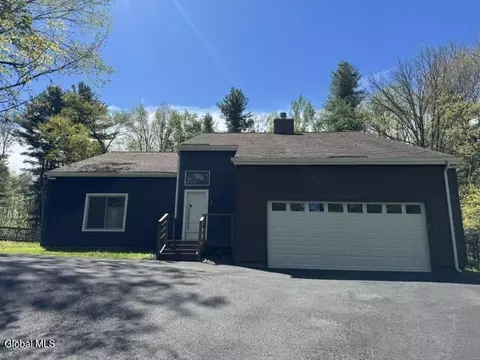 72 Cole Ln, Troy, NY 12180