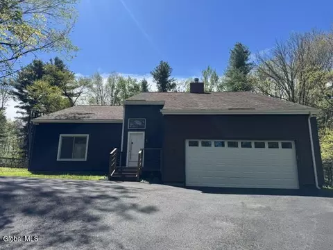 72 Cole Ln, Troy, NY 12180