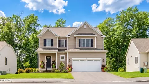 22 Wellington Ct, Clifton Park, NY 12065