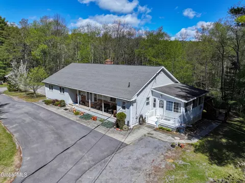 16 Paradise Dr, Lake Luzerne, NY 12846
