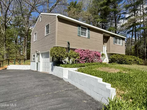 8 Kimberly Ln, Moreau, NY 12828