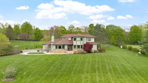 8 Fox Glove Ct, Wynantskill, NY 12198
