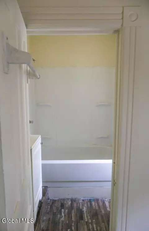 Bath - 815 Davis Ter, Schenectady, NY 12303 photo 3 of 3
