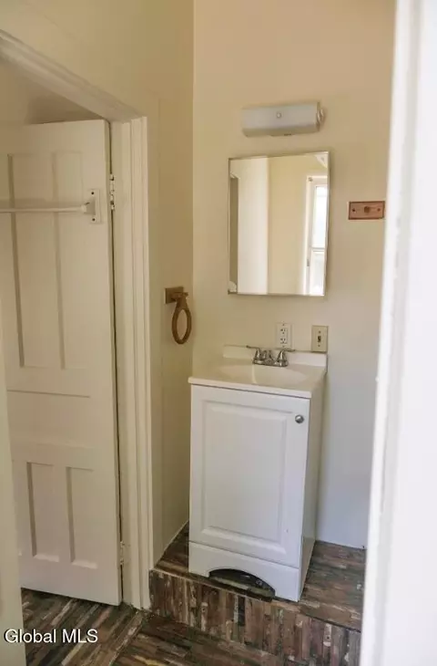 Bath - 815 Davis Ter, Schenectady, NY 12303 photo 2 of 3