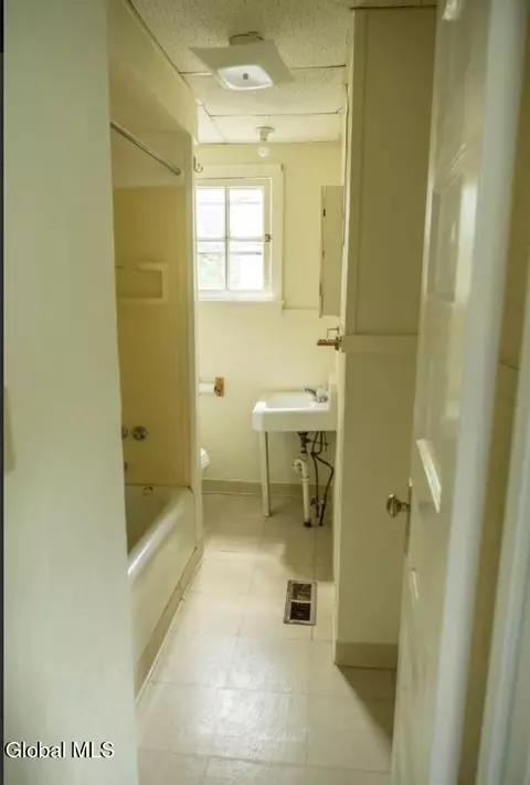Bath - 815 Davis Ter, Schenectady, NY 12303 photo 1 of 3