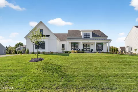 6 Sterling Rdg, Loudonville, NY 12211