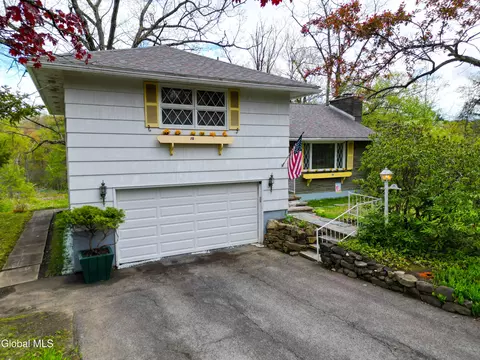 10 Woodland Dr, Johnstown, NY 12095