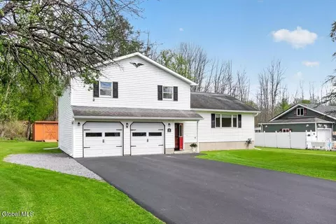 11 Dania Dr, Hagaman, NY 12086