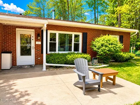 8 Lacosta Dr # B, Clifton Park, NY 12065