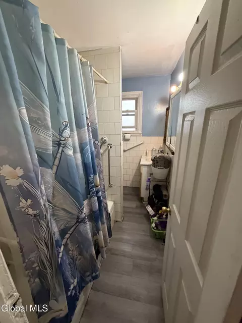 Bath - 27 Catherine St, Schenectady, NY 12307 photo 1 of 2