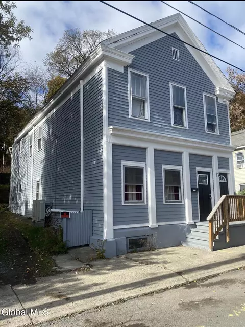 13 Sargent St, Cohoes, NY 12047