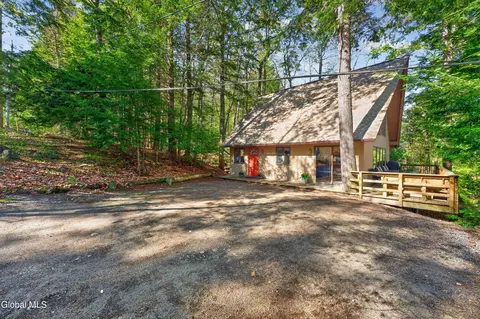 55 Lakeview Dr, Adirondack, NY 12808