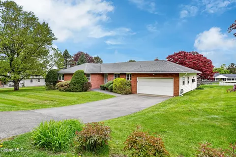 12 Sunset Dr, Troy, NY 12182