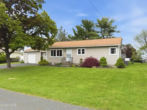 4 Earl Lynn Ct, Cohoes, NY 12047