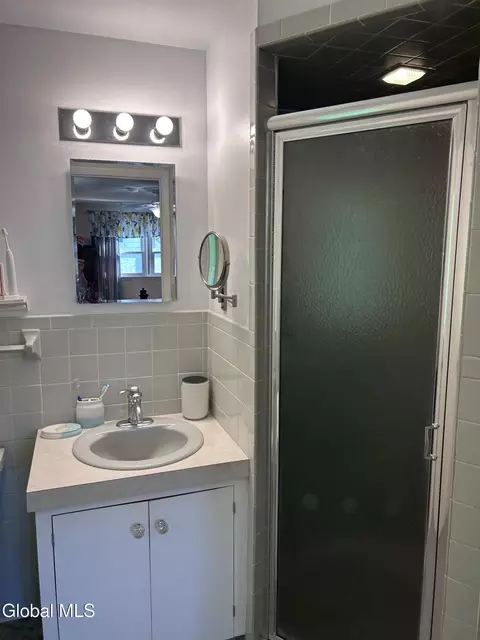 Bath - 2321 Central Pkwy, Schenectady, NY 12309 photo 7 of 8