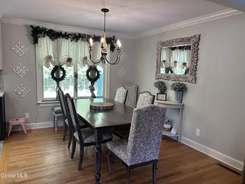 Dining - 2321 Central Pkwy, Schenectady, NY 12309 photo 4 of 4