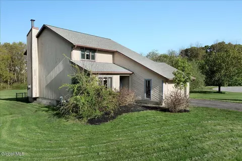 2 Chantal Ct, Ballston Spa, NY 12020