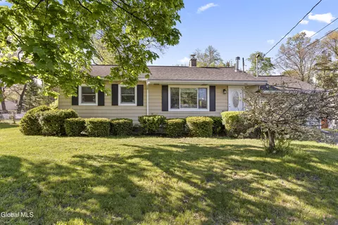 14 Marie Pkwy, Loudonville, NY 12211