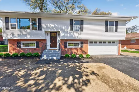 24 James Dr, Loudonville, NY 12211