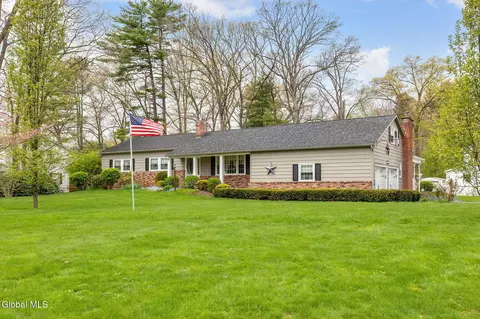 17 Barcelona Dr, Clifton Park, NY 12065