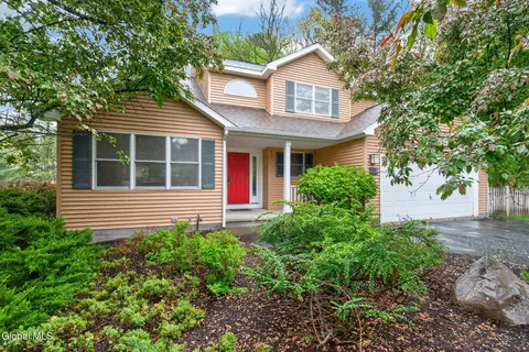 107 Fox Run Dr, Schenectady, NY 12303