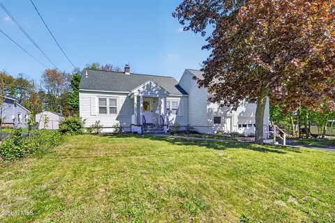 5 Alta Rd, Colonie, NY 12205