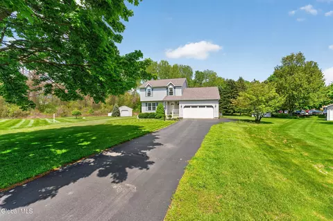 5 Center Ct, Clifton Park, NY 12065
