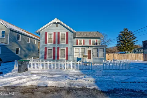 11 Nixon St, Hoosick Falls, NY 12090