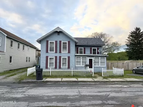 11 Nixon St, Hoosick Falls, NY 12090