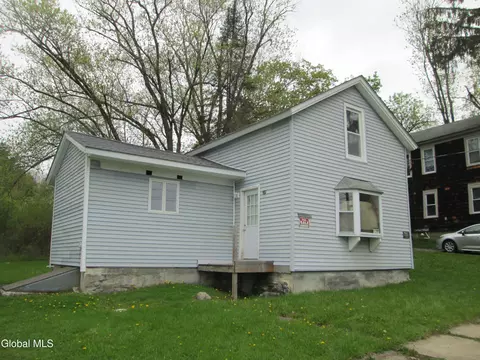 15 Wilson St, Gloversville, NY 12078